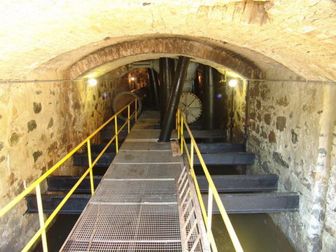 A baixo da sala de mquinas o fim dos condutos forados, que vem de uma barragem uns 50 metros acima